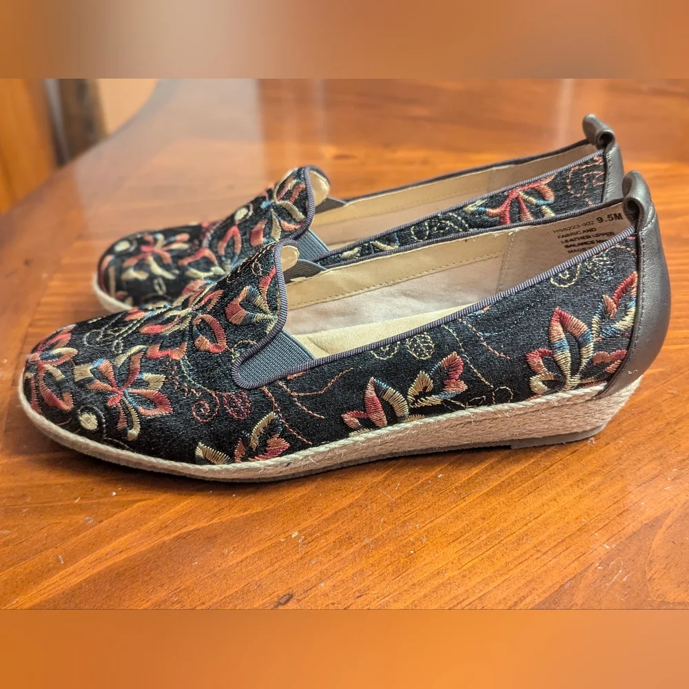 David Tate Kindle ~ Floral Embroidered Black Wedge Heels NWOT Size 9.5M